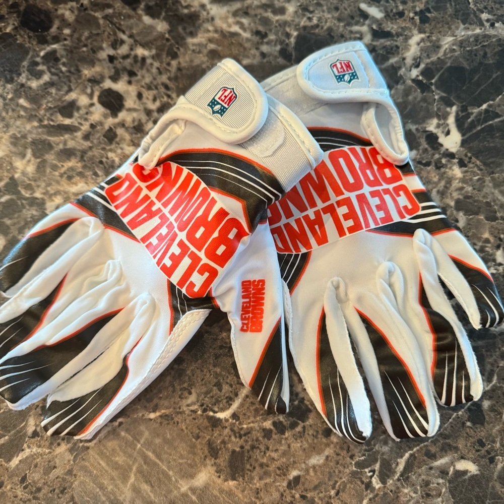 NWOT NFL Cleveland Brown Youth football gloves